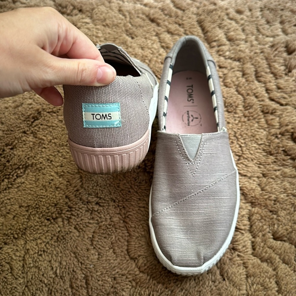 Women’s Tom’s slip on platform canvas shoe